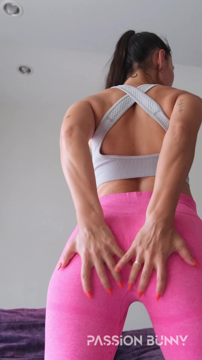 PassionBunny: タイトな脚のスワット - 自宅でのワークアウト