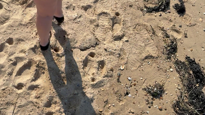 MartinsMrsMilf: Rozbieranie mojej małej czarnej mini sukienki na plaży, a następnie...