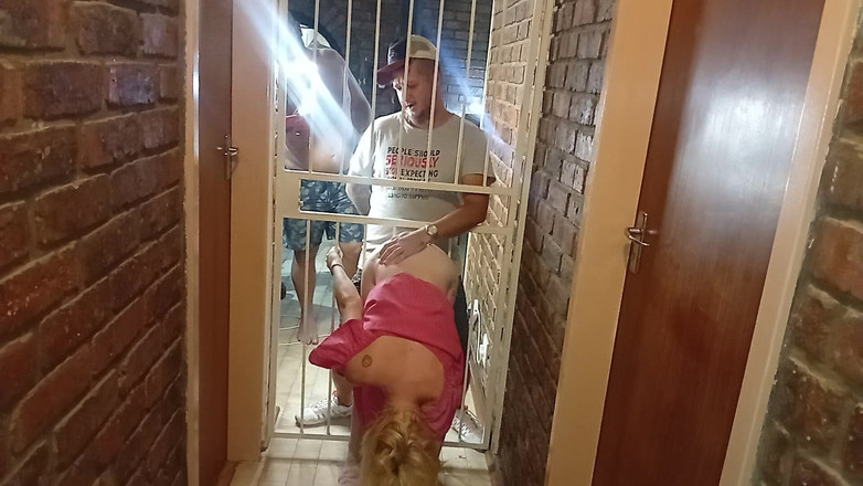 18blondteen: 継父に外出禁止になっても、彼氏とセックスする方法を見つけるつもりです