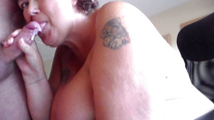 Sex hub couple: John stříká, když mu Jen kouří