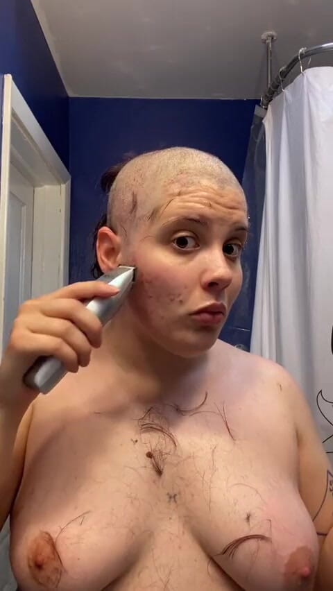 Adama Daat: Pute sans poilue : elle devient complètement chauve et sans sourcils...