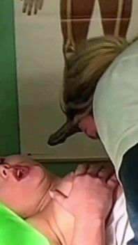 Nadržený doktor a děvka pacientka, která je ošukaná do zadku