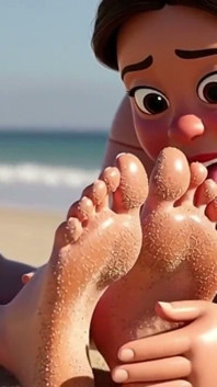 Mujer Gorda Lamiendo Pies Arenosos De Una Chica Delgada - Humillación En La Playa
