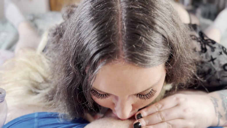 MissFFW: Miss Ffw ger en sultry oljad handjob med enorm cumshot