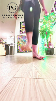 67 giantess kích thước 16 stomp phá hủy chân trần trong chuyển động chậm