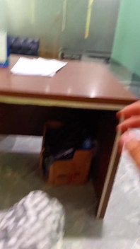 Jeu de rôle, ma secrétaire me fait une branlette au bureau