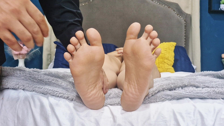 Tinaandedward: Footjob và hậu môn