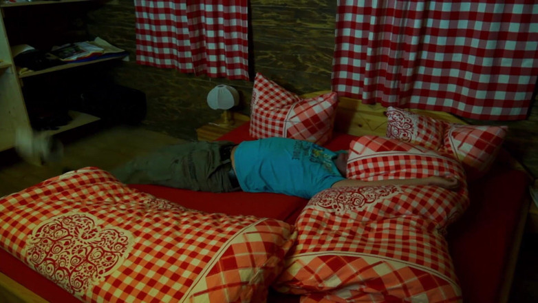 Videos Francaises: 丰满的法国熟女在营地玩弄她的阴户