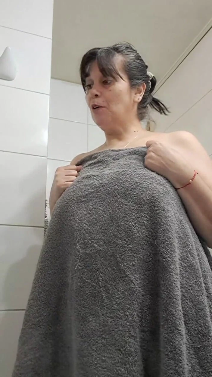 Mommy big hairy pussy: V6.mp4i'm com companhia no banheiro, meu enteado está tomando banho...