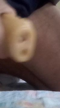 Il ragazzo con il guanto nero allarga il pene con una protesi, ma preferisce una figa di gomma!