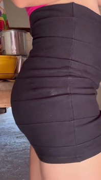 Det är omöjligt att inte komma medan du tittar på den här videon av hembiträden som ger upp röven i köket. hela