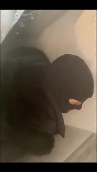 Милфакала всегда была независимой женщиной, но в этот день она оказалась потерянной в оживленном городе