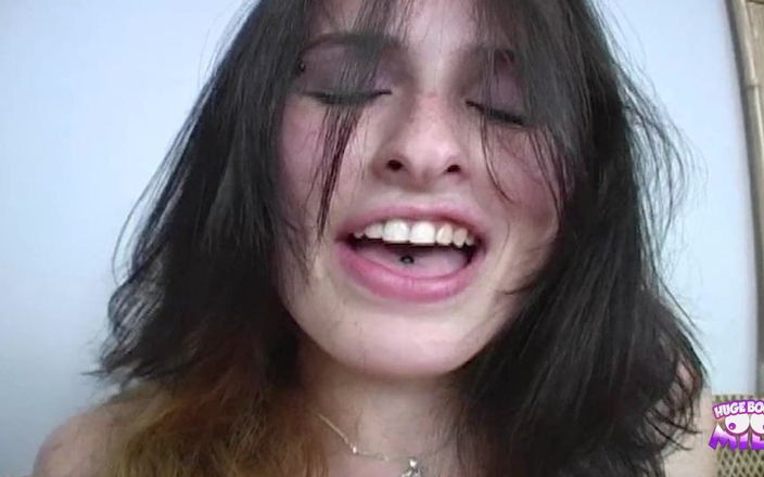 Huge Boobs MILF: Jízda na chlapovi v poloze cowgirl roztomilá brunetka zažívá orgasmus