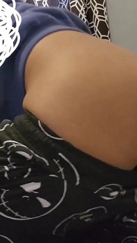 Sissy Chlapec si dává dildon na zadek, když je sám doma.