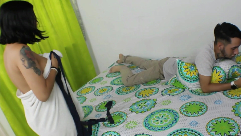 Vayolet: 你继母有多么美味的臀部，我会在四人中操你 - 英语色情