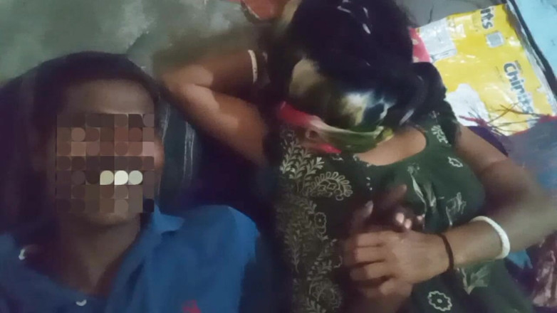 Bengaliauntykichut: Makcik kawan jiran desi tua dikongkek dalam mood romantis dengan...