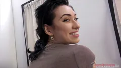 ¡Aria Alexander lo exige en su garganta!
