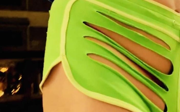 CindieLove: Une tapette exhibitionniste incroyable en short