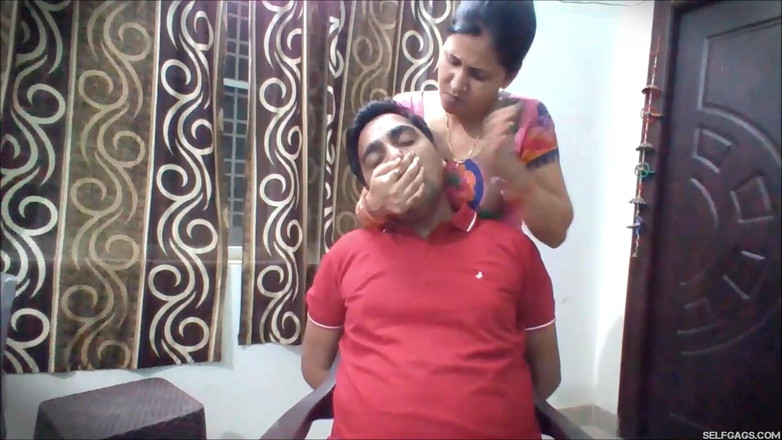 Selfgags femdom bondage: Kocasını elle muameleyle sikiyor!