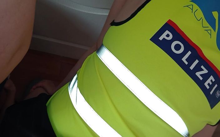 Lesbian-candys: Tre lesbiska poliser knullar på polisstationen