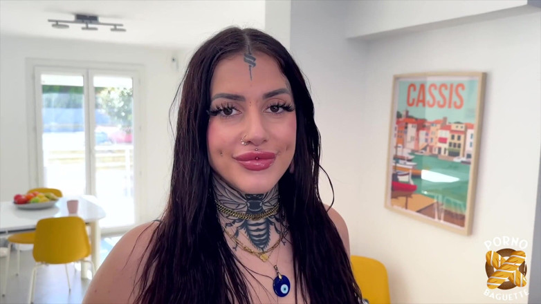 Porno Baguette: Laeticia, de prachtige brunette neemt graag het voortouw