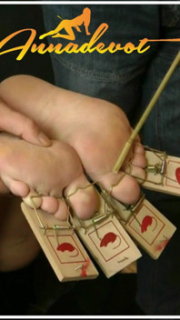 BDSM - Hraje Si Na Mých Nohou a Prstech Na Nohou, Docela Tvrdě, Protože Jsem Tam Extrémně Citlivý, Ale Dělá Tě to Nadrženým.