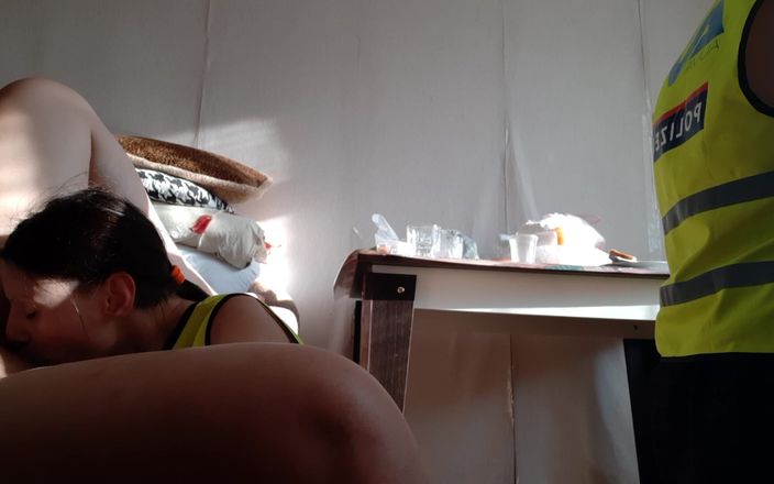 Lesbian-illusion: Trio lesbien torride avec la police