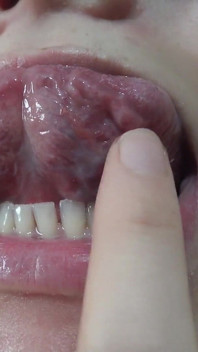 Minha meia-irmã faz fetiche por língua e brinca com a boca e depois mostra seus dentes