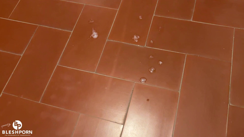 bleshporn: Tim blesh eiaculazione all'aperto sul pavimento dell'hotel