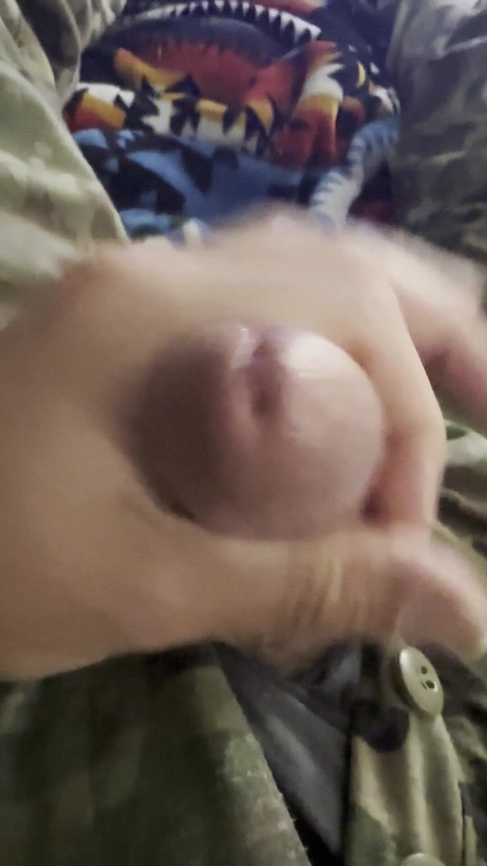 Gay Soldier Stuff: 不得不去紧急休假，但回来了，穿着制服射了一大笔！