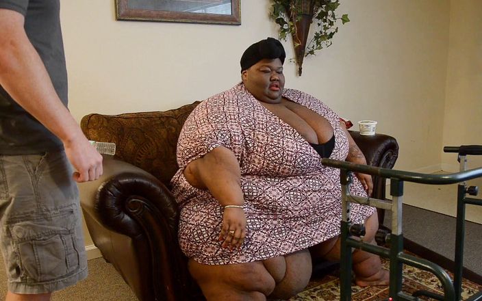 Full Weight Productions: Mz Fluff перекусывает на ее людском диване