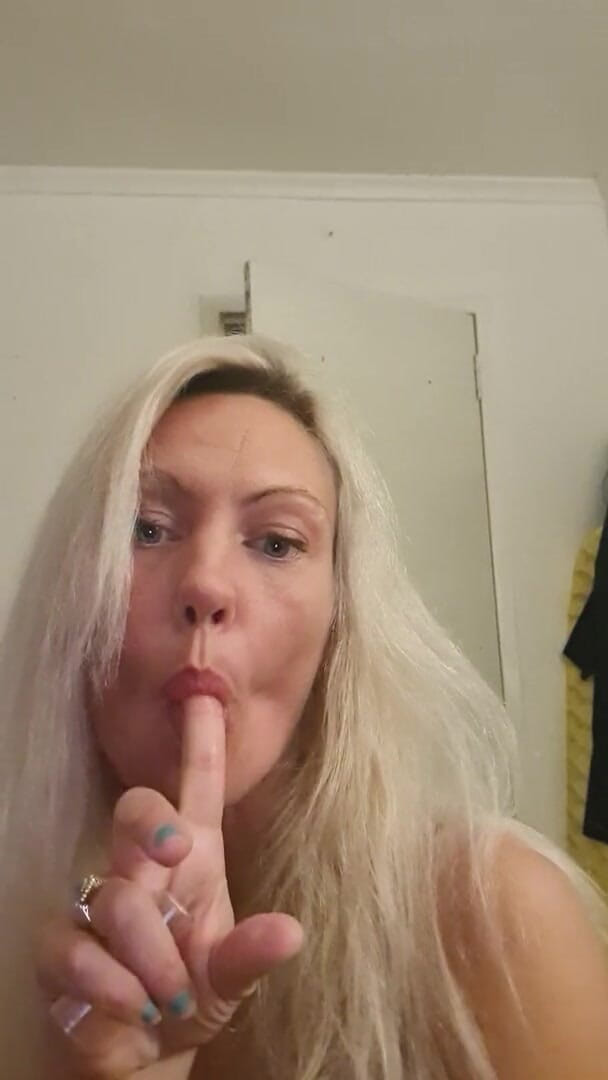 Mercedes Bendz: Blonde teasing the camera