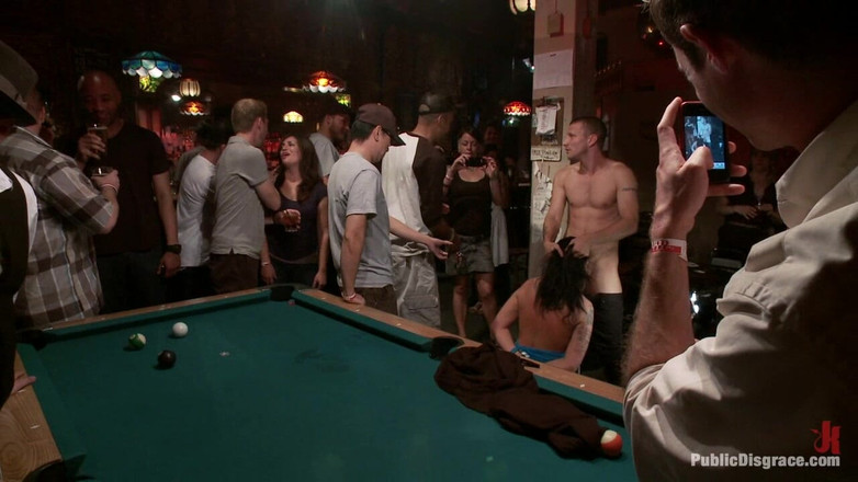 Public Disgrace by Kink: Kráska v baru