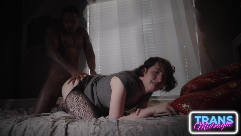 Trans Roommates: Een prachtige brunette transvrouw in netkousen, kleine tieten en een...