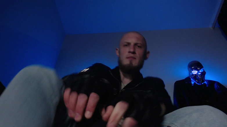 Hunky time: Leder Alpha Dominiert