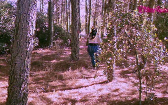 Riderqueen: Walking Forest - video voor fans met slowmotion
