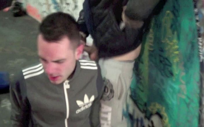 Crunch Boy: Jebana przez 2 cycatych chłopców w metrze w Paryżu