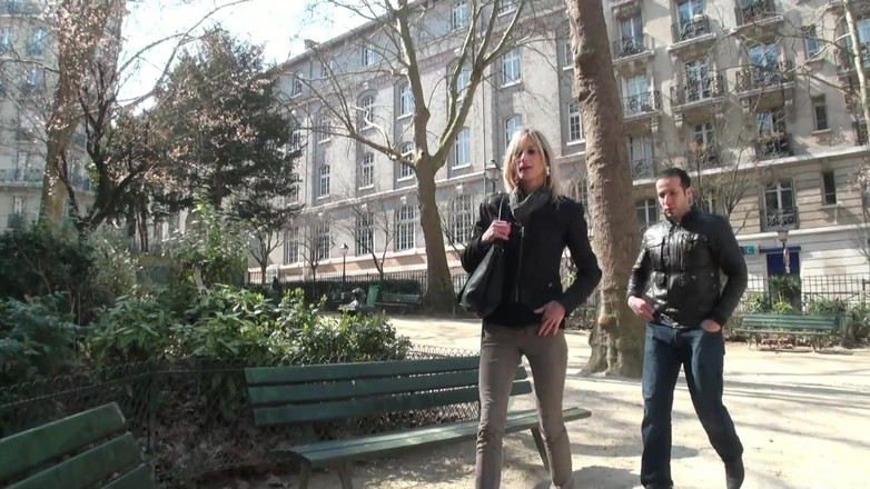 Matureandco: Cali Cruz Une Jolie Mature Baiser Sur La Canapé