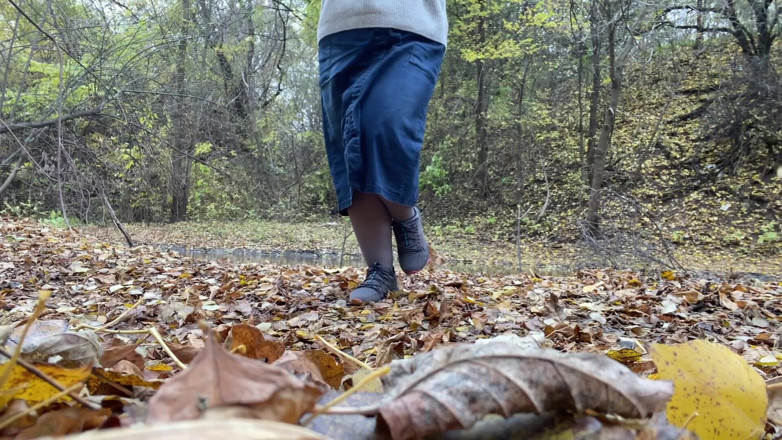 Elena: MILF bengkung dalam skirt panjang kencing di taman musim panas.