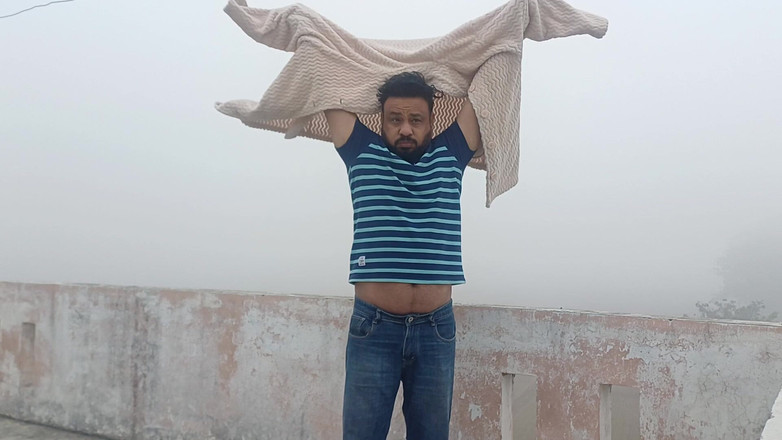 Austin Rose: インドの父親が凍える冬の霧の中で服を脱ぐ