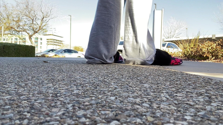 Tan feets: Bräunungsspiele außerhalb des öffentlichen pantoffels mit natürlichen Nägeln necken