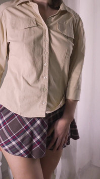 Japonská dívka ukazuje upskrt bílé kalhotky stydké pysky