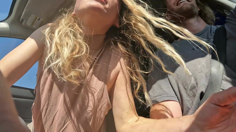 Sav Moolah: Sexy blondýnka polyká mrdku po silnici