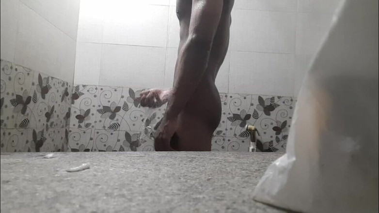 Wheyincognito: Ragazzo arrapato nella doccia del bagno