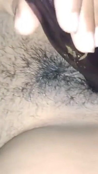 Indianca Priya Bhabhi a potolit setea pizdei ei cu Brinjal