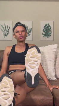Une femme sexy veut adorer ses pieds puants