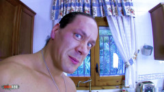 MMM100: Drobná francouzská brunetka zkouší obrovský penis v zadku