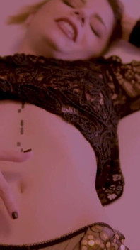 Alexa Creed'in ateşli ve seksi göbek deliği tarafından azdırıl!