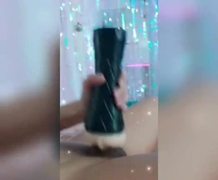 Nikki Montero melancap dengan mainan fleslight