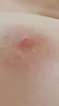 饥渴的黑发女郎用厨房龙头自慰